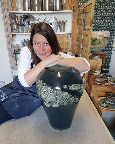 Portrait d'Élodie Meirsman, céramiste, dans l'atelier L.O ceramic à La Pointe-Bouchemaine, Pays de la Loire.