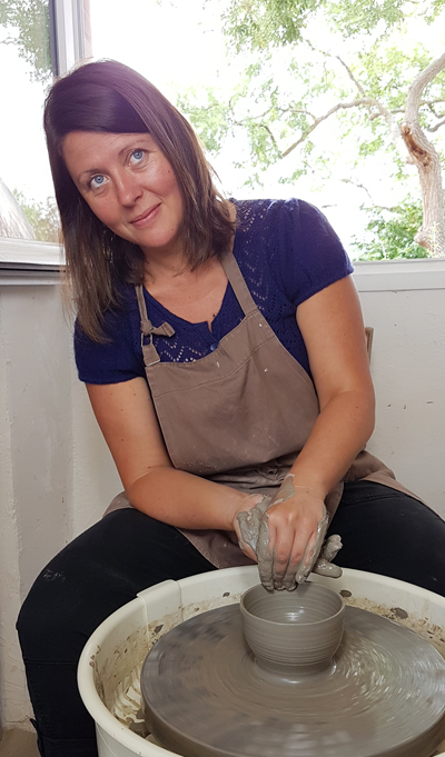 Portrait d'Élodie Meirsman, céramiste, dans l'atelier L.O ceramic à La Pointe-Bouchemaine, Pays de la Loire.